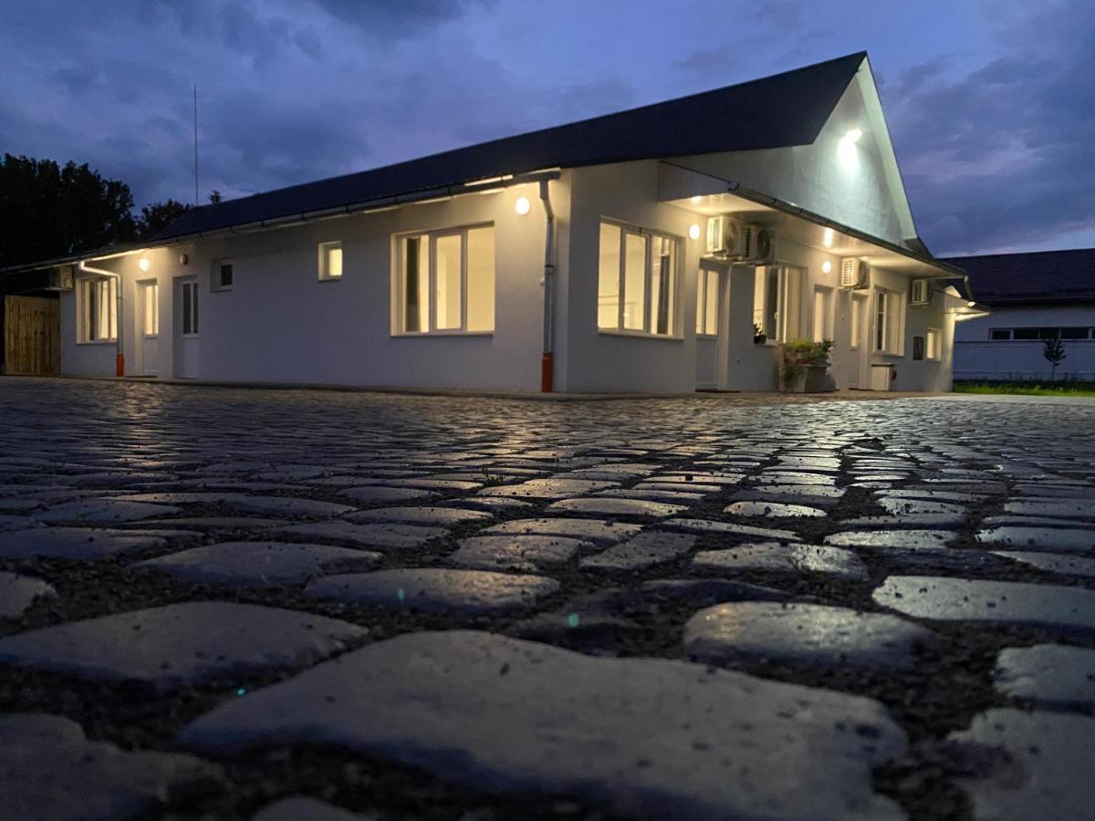 Pixel Guesthouse Tîrgu Secuiesc エクステリア 写真