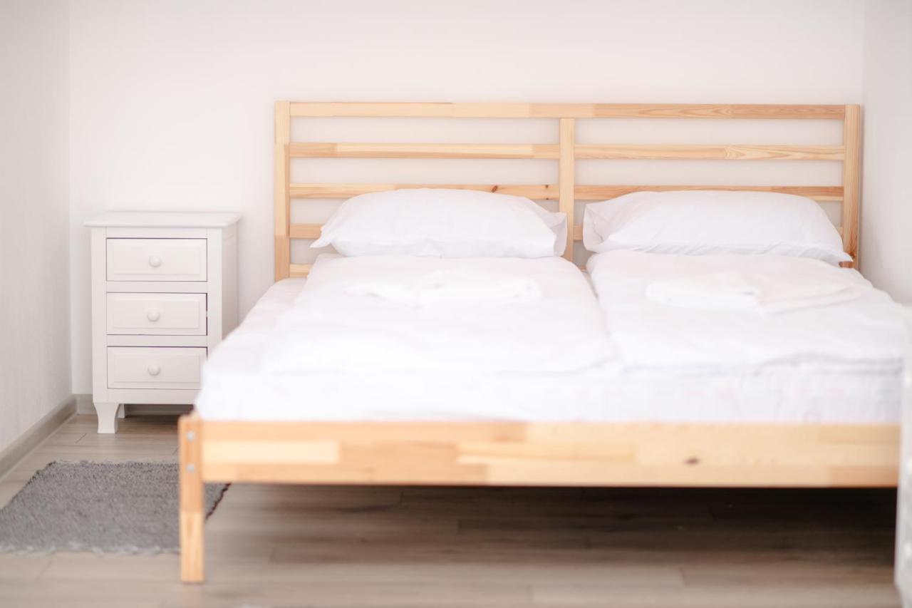Pixel Guesthouse Tîrgu Secuiesc エクステリア 写真