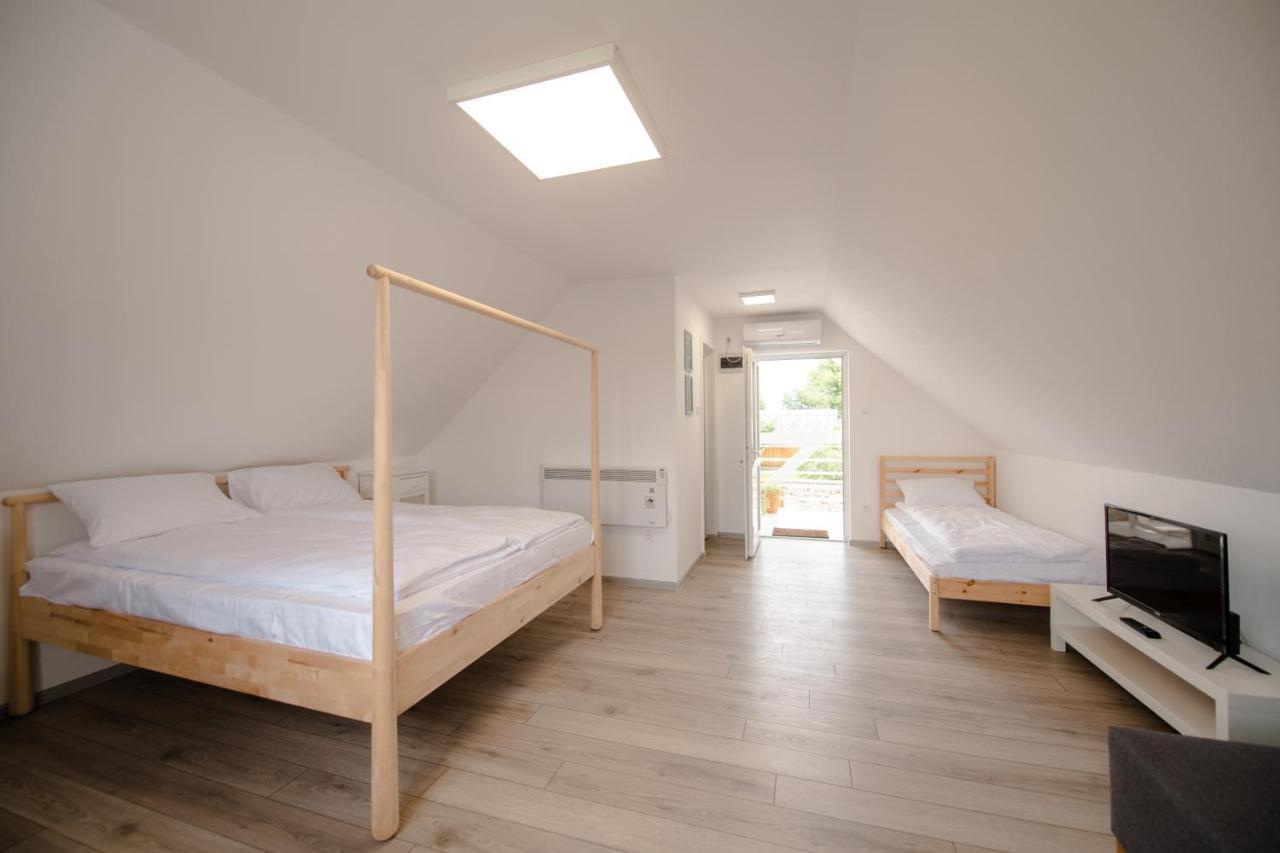 Pixel Guesthouse Tîrgu Secuiesc エクステリア 写真