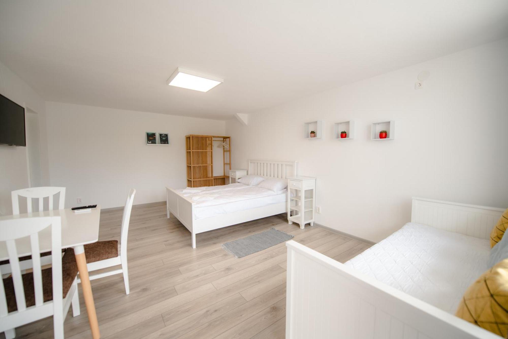 Pixel Guesthouse Tîrgu Secuiesc エクステリア 写真