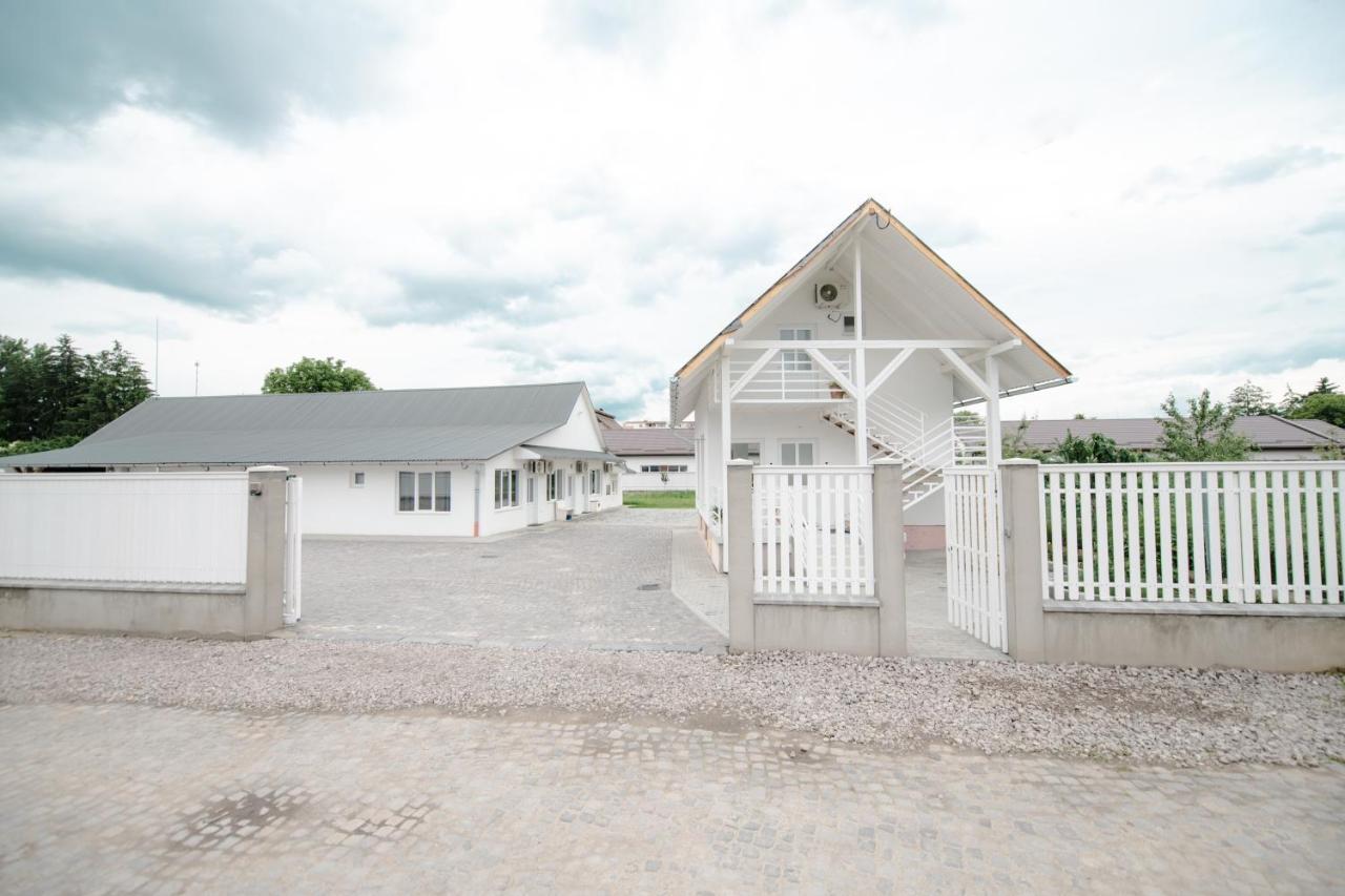 Pixel Guesthouse Tîrgu Secuiesc エクステリア 写真