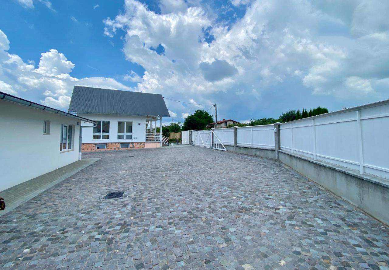 Pixel Guesthouse Tîrgu Secuiesc エクステリア 写真