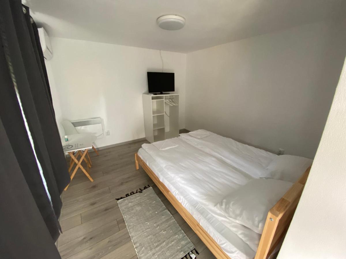 Pixel Guesthouse Tîrgu Secuiesc エクステリア 写真