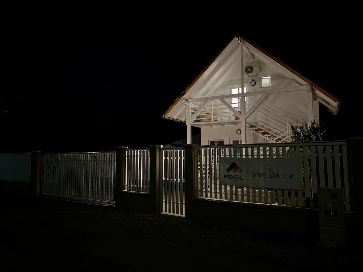 Pixel Guesthouse Tîrgu Secuiesc エクステリア 写真