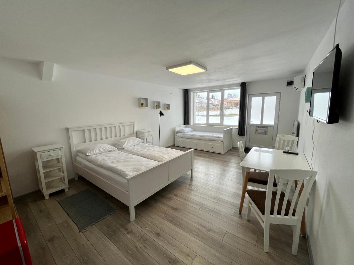 Pixel Guesthouse Tîrgu Secuiesc エクステリア 写真
